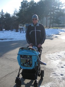 Un tata alergand cu carutul in parc