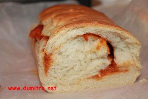 Paine cu pasta de ardei iuti